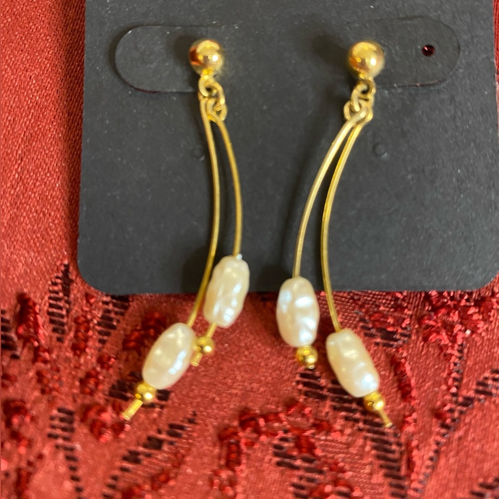 Vintage Avon Gold-tone Simulated Faux Pearl Tassel Pierced Earrings. - Picture 2 of 3